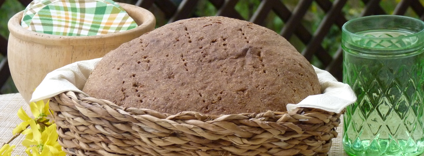 Ein Laib Brot in einem Koerbchen