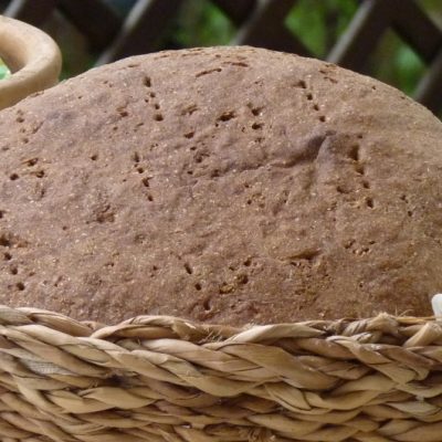 Ein Laib Brot in einem Koerbchen
